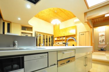 YAMAHAのキッチンは美しいピアノ塗装。水道工事も社内スタッフで行います。