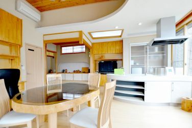 天井の仕上げは真っ白の珪藻土、壁は薄茶の珪藻土です。一部分だけ吸湿性のある素焼きタイルを使用しています。