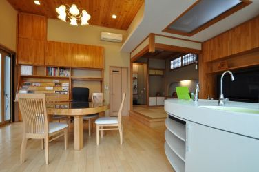 床の仕上げ材は無垢の洋桜を使用しています。